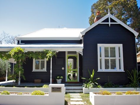 Weatherboard Exterior, Exterior Paint Colours, Weatherboard House, Best Exterior Paint, Cottage Exterior, Exterior Color Schemes, House Color Schemes, Exterior Paint Colors For House, Interior Modern