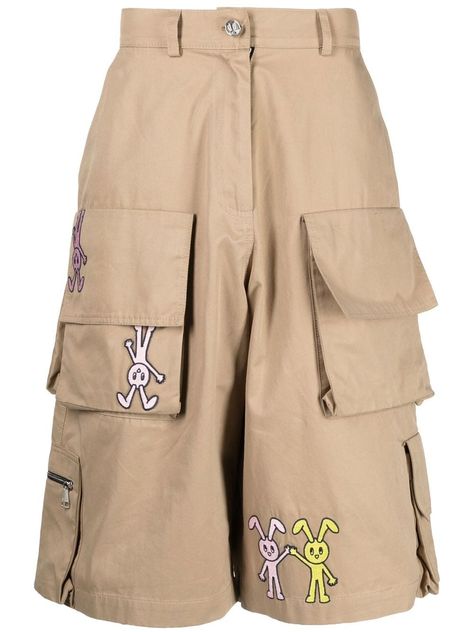 beige stretch-cotton logo patch to the rear illustration-style print belt loops front button and zip fastening two side slash pockets two front flap pockets two rear patch pockets knee-length When buying this unisex item, keep in mind that it is graded in standard men's sizing. Cute Cargo Shorts, Patched Clothes, Bermuda Cargo, Estilo Harajuku, Big Pants, Short Cargo, Natasha Zinko, Unisex Clothes, Knee Length Shorts