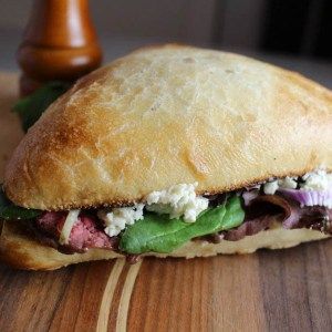 Roast Beef Sandwich with Boursin Roast Beef Baguette, Juicy Roast Beef, Perfect Roast Beef, Baguette Sandwich, Wraps Recipes, Roast Beef Sandwich, Picnic Sandwiches, Chewy Bread, Sandwiches Wraps