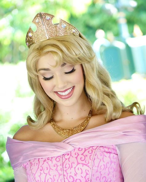 Sleeping Beauty Makeup, Disney Cosplay Ideas, Real Life Disney Characters, Disney Princess Makeup, Aurora Costume, Princess Makeup, Disney World Characters, Disney Face Characters, Disney Makeup