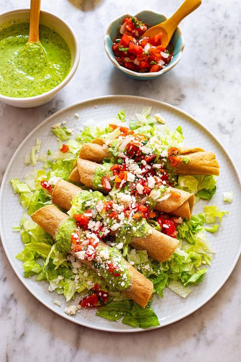 Flautas de Pollo Mexicanas Rolled Chicken Tacos, Flautas Recipe, Rolled Tacos, Types Of Tacos, Chicken Flautas, Taquitos Recipe, Tacos Dorados, Doner Kebab, Mexico Food