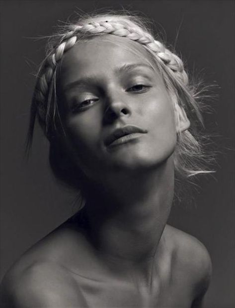 Carmen Kass for Narciso Rodriguez, 2003 Photography by Inez van Lamsweerde and Vinoodh Matadin Halo Braids, Carmen Kass, Edward Weston, Narciso Rodriguez, Boho Braids, Photography Workshops, Jolie Photo, Portrait Inspiration, 인물 사진