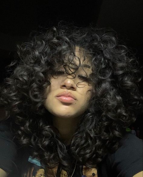 Curly Hair Goals Aesthetic, Curly 3a Hairstyles, Curly Hair Covering Eyes, Long 3a Curly Hair, 3b Curly Hair Bangs, Long 3a Hair, 3a Haircuts, Short 3a Curly Hair, Hispanic Curly Hair