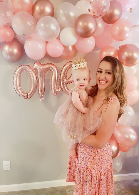 Rose gold balloon garland and one balloon for baby girls first birthday Dusty Rose 1st Birthday, Rose Gold 1st Birthday Party, Rose Gold First Birthday Party, Rose Gold Balloon Garland, Elena Birthday Party, Baby Girls First Birthday, Princess Theme Cake, Simple First Birthday, Gold Balloon Garland