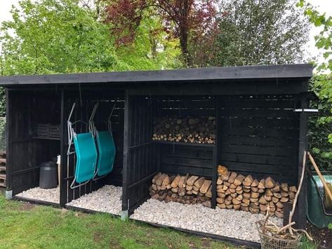 Fatároló (Facebook) Storing Wood Outside, Firewood Shed Ideas, Wood Shed Ideas, Firewood Storage Outdoor, Outdoor Firewood Rack, Modern Gardens, Storage Shed Organization, Firewood Shed, Wood Storage Sheds