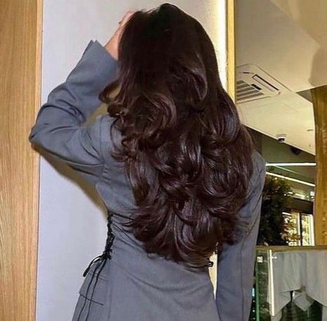 Victoria Secret Haircut, Brunette Layers, 90s Bombshell, Black Hair 90s, Victoria Secret Hair, Bombshell Curls, Brunette Aesthetic, Bombshell Hair, Haircuts For Long Hair With Layers