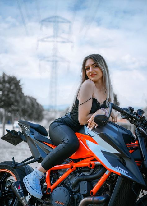 Ktmsuperduke1290 Biker Portrait, Girl Riding Motorcycle, Vintage Photography Women, Biker Couple, Duke Bike, Image Moto, Biker Photoshoot, Yamaha Bikes, Female Biker