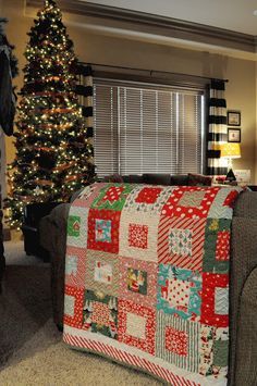 Simple Christmas Quilt, Christmas Quilts Easy, Easy Christmas Quilts, Easy Christmas Quilt Patterns, Christmas Quilts Ideas Free Pattern, Christmas Quilting Ideas, Quilt Patterns Christmas, Pachwork Ideas, Scraps Quilt