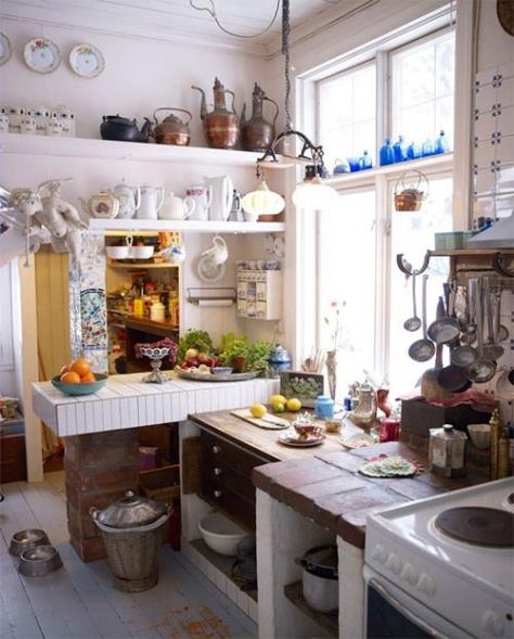 cute kitchen Bohemian Country Kitchen, Brick Countertop, Mismatch Kitchen, Storybook Kitchen, Mismatched Kitchen, Norwegian Kitchen, Cluttered Kitchen, Unfitted Kitchen, Funky Kitchen