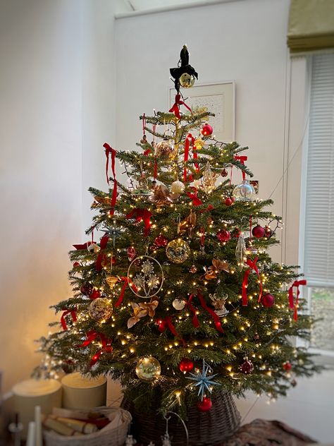 Red Ribbon On Christmas Tree, Christmas Tree Red Bows, Red Bows Christmas Tree, Xmas Tree With Ribbon, Red Velvet Ribbon Christmas Tree, Christmas Tree With Red Bows, Christmas Tree With Bows Ribbons, Christmas Tree Red Ribbon, Bows On Christmas Tree