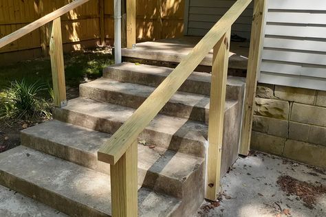 Outside Handrails, Outside Stair Railing, Porch Step Railing, Exterior Stair Railing, Porch Handrails, Wood Railings For Stairs, Exterior Handrail, Deck Stair Railing, Diy Stair Railing