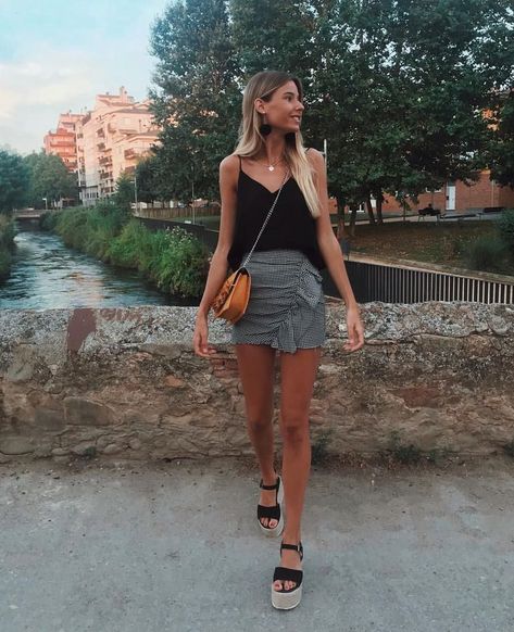 Looks que te darán la confianza para besar a tu crush en la primera cita Vacay Outfits, Cute Summer Outfits, Looks Style, Fashion Kids, Mode Inspiration, Ladies Dress Design, Spring Summer Outfits, Dungarees, Outfits Casuales