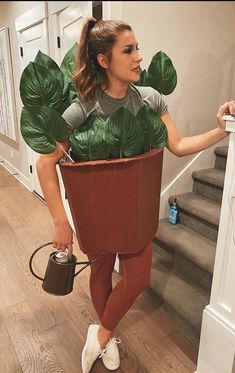 Plant Costume, Geek Outfit, Karneval Diy, Carnaval Outfit, Costume Carnaval, Clever Halloween Costumes, Homemade Halloween Costumes, Diy Halloween Costumes Easy, Homemade Halloween