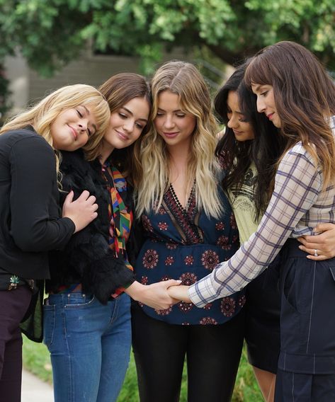 How PLL: Perfectionists Connects To The Original Hit Series #refinery29 https://www.refinery29.com/en-us/2019/03/227462/pll-perfectionists-vs-original-pretty-little-liars-series-characters Sasha Pieterse, Ashley Benson, Film Serie, Best Friends Forever, New Shows, Best Shows Ever, Pretty Little Liars, Friends Forever, Girls Out