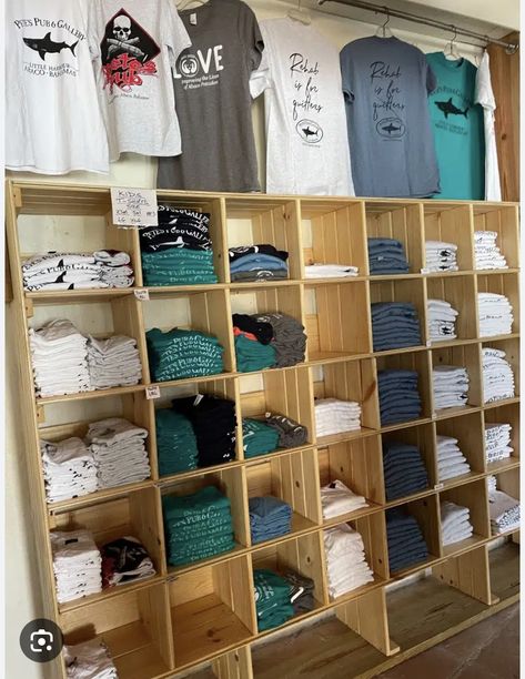 Shirt Rack Display, Merchandise Display Ideas Retail Stores, Diy Store Display Retail Clothing Racks, Tshirt Store Display Ideas, Tshirt Bar Display, Shirt Booth Display Ideas, Diy Retail Display Ideas, Tshirt Business Organization, Boutique Ideas Display