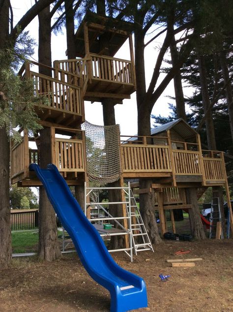 Cottage Playground, Cool Tree Houses For Kids, Kids Garden Play Area, Tree House Playground, Backyard Play Spaces, Kids Outdoor Playground, Backyard Fort, Play Area Backyard, Tree House Plans