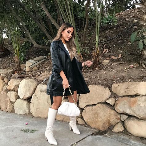 Finally changed out of my chanclas for las botas😌 __________________________________ Jacket @zara Boots and bag @misslolaofficial Zara Boots, Boot Bag, No Instagram, Winter Outfits, Ootd, Zara, Instagram Photos, Boots, Instagram