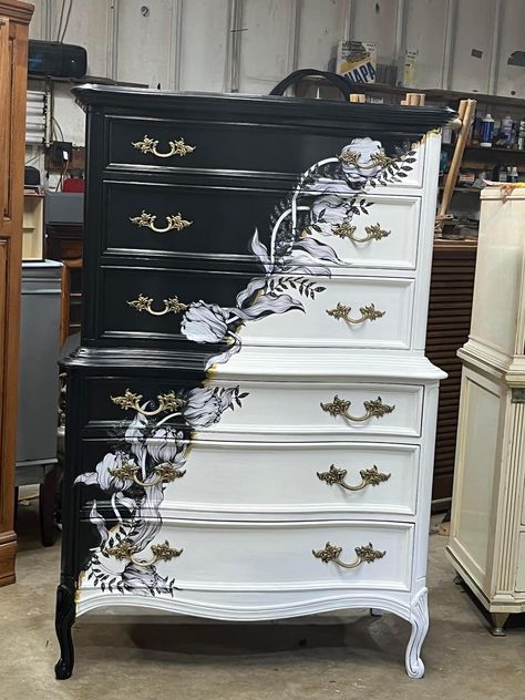 Redone Wood Dresser, White Chalk Paint Furniture, Redone Furniture, Paris Room Decor, Furniture Makeover Inspiration, French Painted Furniture, Painted Furniture Designs, Chalk Paint Furniture Diy, Antique Hutch