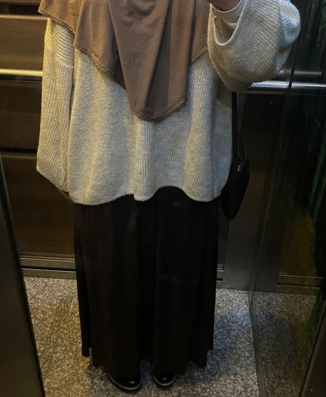 Hijabi Winter Outfits, Modest Hijabi Outfits, Online Shopping Sites Clothes, College Wardrobe, Hijabi Fits, Hijabi Outfit, Muslim Outfits Casual, Modest Fits, Hijab Outfits