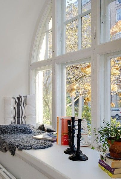 cozy home Wide Windowsill, Bay Window Decor, Scandinavian Room, Cozy Reading Corners, Pretty Accessories, Window Seal, Arched Windows, White Home Decor, Window Design