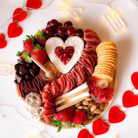 Will you be my Quarantine? Take me back to last year’s Valentine boards! These were my first mini’s I created for client’s last year. What… | Instagram Vday Charcuterie Board, Valentine’s Day Charcuterie Board, Valentines Cheese Board, Be My Valentine Ideas, Valentine Boards, Valentines Charcuterie Board, Vday Food, Valentines Party Food, Charcuterie Platter