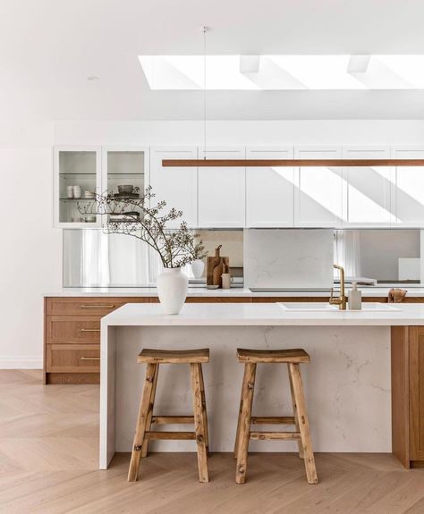 Harris Kitchens And Joinery on Instagram: “A touch of Spain in Coogee 🌴 The stunning timber grain cabinetry from @farmersdoors , combined with the beautiful DaVinci bench top from…” Skylight Kitchen, Kitchen Benchtops, Beautiful Kitchen Designs, Kitchen Inspiration Design, Co Design, Kitchen Handles, Beautiful Kitchens, The Palm, Kitchen Styling