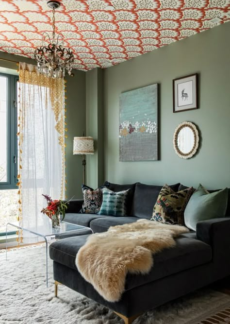 When converting her client's second bedroom to an entertainment space, Alicia's vision was to create a moody, art deco inspired lounge that evoked opulence and playfulness. "Stylistically, the elegant pattern of Angelina (Coral) was the perfect fit and, when placed on the former flat white ceiling, would make the most impact while maintaining the space's sense of coziness and relaxation." Photo via Alicia Hassen Green Rooms Ideas, Apartment Decor Green, Green Interior Paint Colors, Green Apartment Decor, Green Interior Paint, Painting Ideas For Living Room, Room Pinterest, Sage Green Paint Color, Tapestry Aesthetic