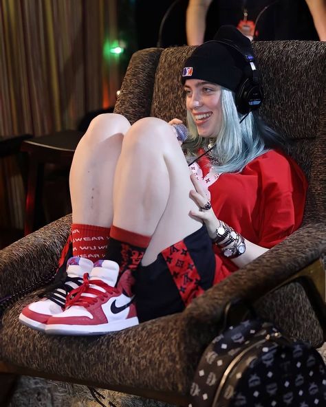 6,067 Me gusta, 37 comentarios - billie eilish fanpage (@belleillish) en Instagram: "Baby💕💘💖💗💓💞" Jordan Hats, Ricky Bobby, Gymnastics Shoes, Nike Sb Zoom, Skateboarding Shoes, Naturally Curly Bob, American Singers, Nike Sb, Sweet Girls