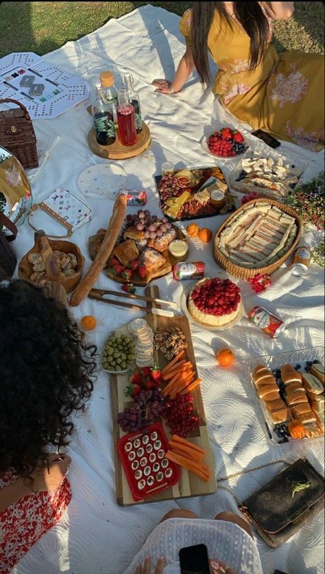 Picnic Date Food, Cottagecore Picnic, Aesthetic Picnic, Picnic Aesthetic, Picnic Inspiration, Date Recipes, Picnic Birthday, Picnic Date, Läcker Mat