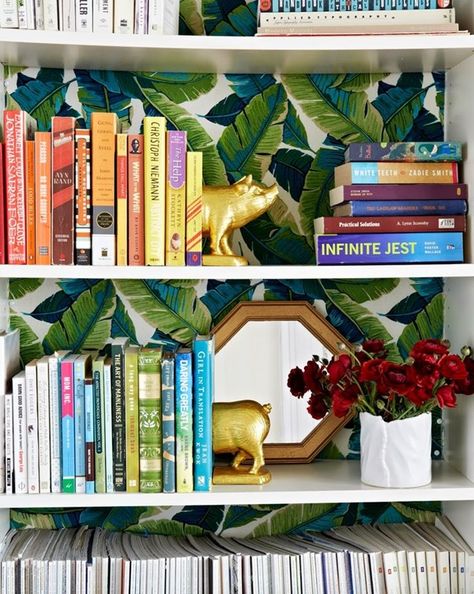 Wallpaper Bookshelf, Ikea Bookshelf, Bookshelves Ideas, Bookshelf Decoration, Thumb Tack, Motif Jungle, Bookshelf Inspiration, Shelf Paper, Bookshelves In Living Room