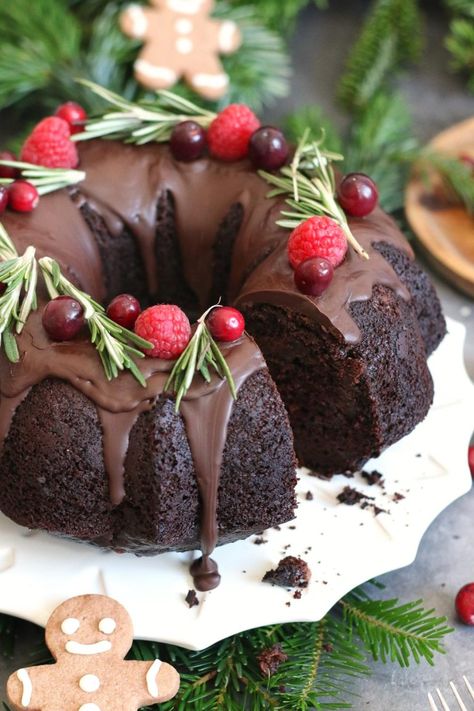 Best Christmas Desserts, Chocolate Bundt Cake, Classic Cheesecake, Tasty Chocolate Cake, Christmas Food Desserts, Chocolate Glaze, Chocolate Decorations, Mousse Cake, Christmas Chocolate