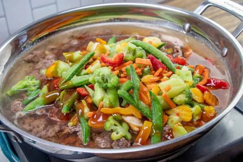 HAMBURGER RAMEN NOODLE SKILLET SUPPER - dinner #dinner #maindishes Ramen Noodle Skillet, Noodles With Ground Beef, Ground Beef And Veggies, Simple Stir Fry, Vegetable Ramen, Beef And Veggies, Easy Ramen, Ramen Stir Fry, Ramen Noodle Bowl