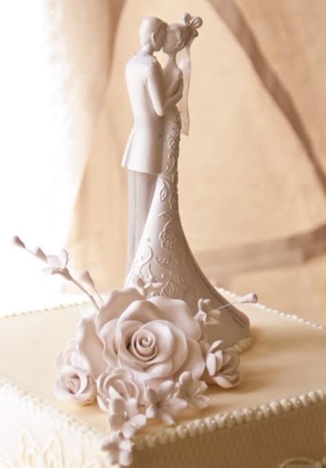 71 Unique Wedding Cake Toppers | HappyWedd.com Elegant Cake Topper, Wedding Toppers, Wedding Cake Toppers Unique, Creative Wedding Cakes, Unique Cake Toppers, Unique Wedding Cakes, Elegant Wedding Cakes, Wedding Topper, Elegant Cakes