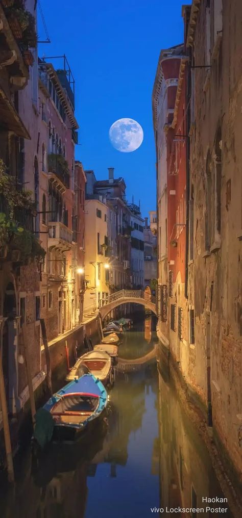 Lock Screen Picture, Europe Wallpaper, Moon Pictures, Italy Aesthetic, Best Iphone Wallpapers, Beautiful Moon, Cute Love Pictures, Venice Italy, Screen Wallpaper