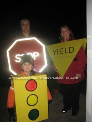 Family of Traffic Signs Costumes Stop Sign Halloween Costume, Traffic Light Costume, Traffic Come Costumes, Yellow Brick Road Costume, Halloween Costumes Traffic Cone, Diy Halloween Costumes Easy, Traffic Signs, Kids Signs, Homemade Costumes