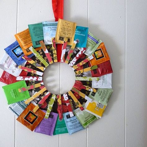 tea_wreath Tea Bag Wreath, Tea Wreath, Kitchen Wreath, Tea Diy, Crafty Gifts, Homemade Christmas Gifts, Dollar Store Crafts, Craft Blog, A Circle