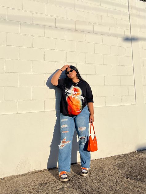 Ripped Jeans Outfit Plus Size Casual, Thick Tomboy Outfits, Baggy Clothes Midsize, How To Style Baggy Jeans Plus Size, Jeans And Baggy T Shirt Outfit Plus Size, Oversized T Shirt Outfit Plus Size, Baggy Outfit Ideas Plus Size, Streetwear Fashion Mid Size Women, Streetwear Outfit Plus Size