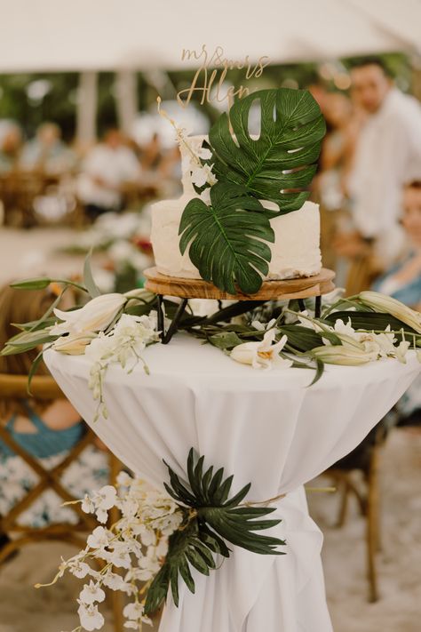 Bali Themed Wedding, Tropical Glamour Wedding, Palm Leaf Wedding Cake, Green And Gold Beach Wedding, Boho Tropical Wedding Decor, Bird Of Paradise Party Theme, Polynesian Wedding Ideas, Beach Wedding Cake Table, Palm Tree Wedding Cake