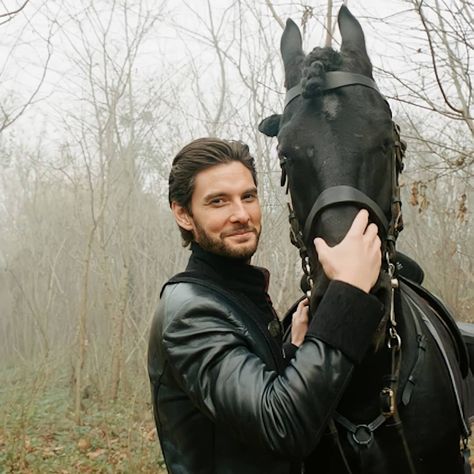 Ben Barnes Germany on Instagram: “Ben with the beautiful friesian horse Hector ❤ (Henry Cavill trained horse back riding with Hector for The Witcher.) Photo from…” General Kirigan, Gellert Grindelwald, The Darkling, Shadow And Bone, The Grisha Trilogy, Ralph Macchio, Friesian Horse, Liv Tyler, Mystery Minis