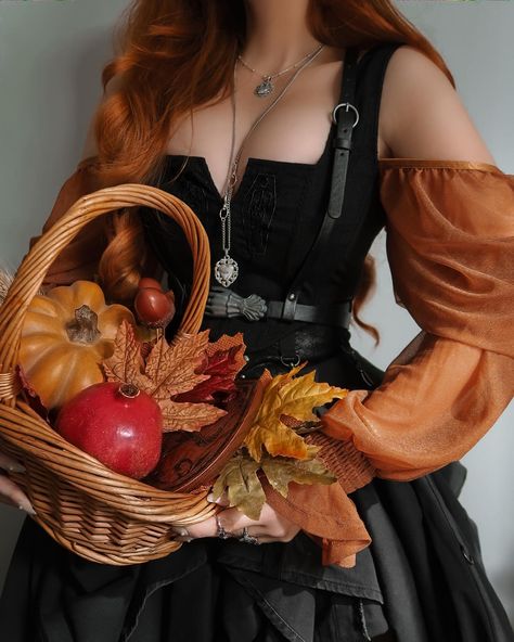 Harvest Witch, Blessed Samhain, Witch Photos, Witch Cosplay, Samhain Halloween, Cozy Fall Outfits, April May, Witch Aesthetic, Witchy Vibes