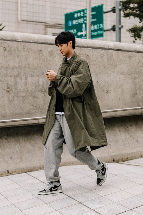 Japanese Fashion Aesthetic, Fashion Week Spring Summer 2023, Men Street Look, Korea Street Style, Street Style Photos, Seoul Fashion Week, Seoul Fashion, Dapper Gentleman, Mens Spring Fashion