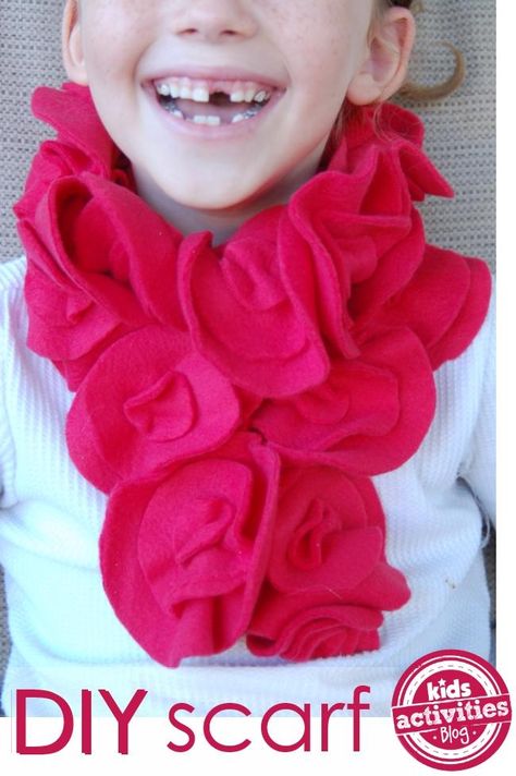 DIY fleece scarf - easy enough for kids to make - makes a great kid-made gift! Diy Fleece Scarf, Sewing Kit Gift, Scarf Diy, Fleece Projects, Knitting Scarf, Fleece Scarf, Diy Scarf, Kids Scarf, Couture Mode