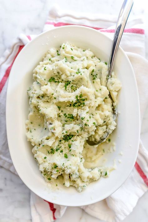 Cauliflower cooked in chicken broth and then pureed until smooth makes a healthier and delicious alternative to butter and cream loaded mashed potatoes. Healthy Thanksgiving Dinner, Holiday Recipes Thanksgiving, Keto Holiday Recipes, Processor Recipes, Keto Thanksgiving, Healthy Thanksgiving Recipes, Food Net, Keto Sides, Thanksgiving Dinner Recipes