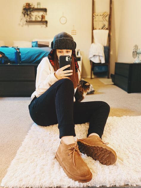 Ugg Chukka Boots Outfit, Chukka Boots Outfit Women, Bearpaw Boots Outfit, Ugg Shoes Outfit, Chukka Boot Outfit, Chukka Boots Outfit, Winter Uggs, Outfit Mujer, Shoes Outfit