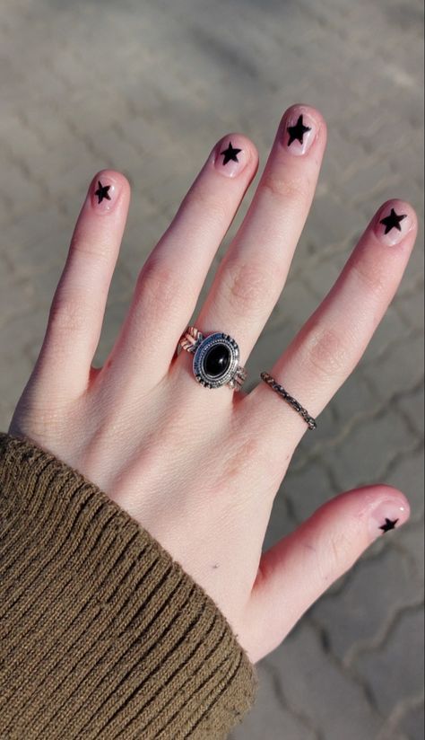 Nails with black stars - nail art - nails ideas - rings Short Nail Grunge, Short Nails Aesthetic Ideas, Stars On Short Nails, Short Nails Gothic Ideas, Hot Short Nails, Indie Nails Short, Rockstar Girlfriend Nails Short, Short Nails Aesthetic Grunge, Black Nail Art Short Nails