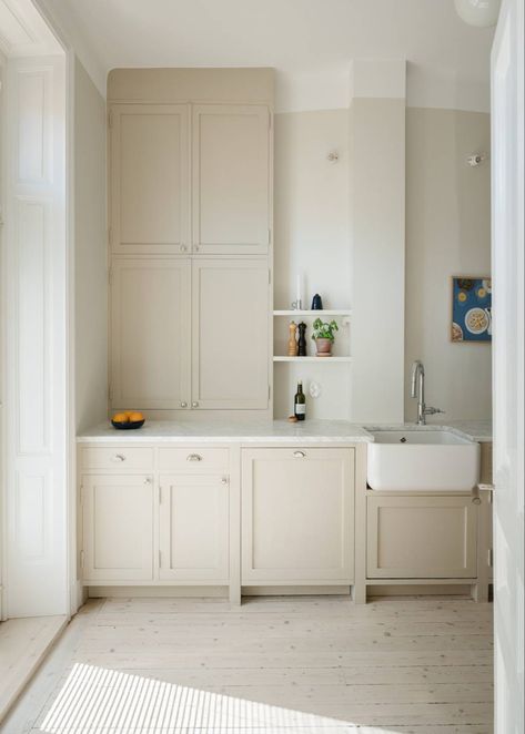 White Shaker Kitchen Ideas, Off White Kitchen, Timeless Kitchen Cabinets, White Modern Kitchen Ideas, Dubai Apartment, Off White Kitchen Cabinets, Antique White Cabinets, Off White Cabinets, White Shaker Kitchen Cabinets