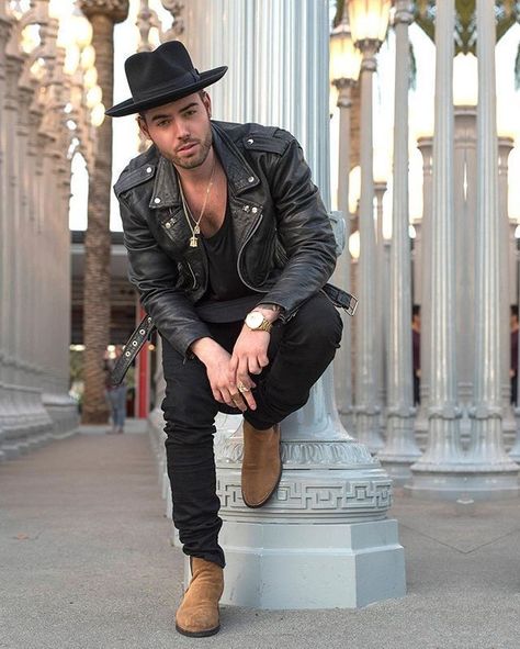 By @danielo_costa Butcher Outfit, Outfit Sombrero, Wide Brim Hat Outfit, Botines Outfit, Fedora Hat Outfits, Outfit Indie, Leather Jacket Street Style, Mens Dress Hats, Dapper Man