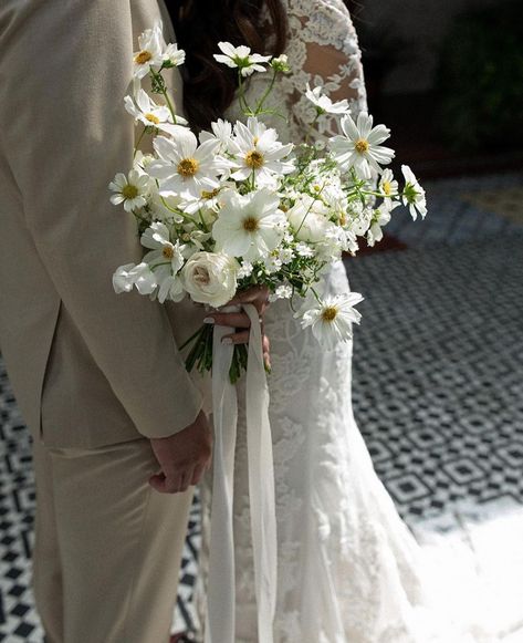 Silk & Willow /Shellie Pomeroy on Instagram: “Cosmos for the win ✨🌼 Beautiful bouquet by @b.ju_floral 📷 @samanthadeanphoto @everdipity_events @ebelloflb @vtoriahoang…” Minimal Bridal Bouquet, Modern Bridal Bouquets, Small Bridal Bouquets, Modern Wedding Bouquets, Bridal Bouquet Summer, Bridal Bouquet Fall, Bouquet Inspiration, Wedding Floral Centerpieces, White Bridal Bouquet