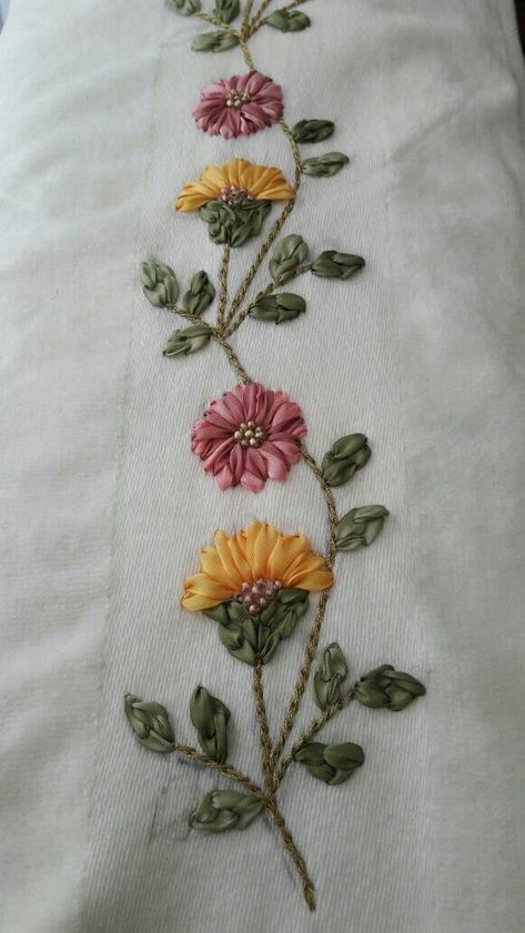 Embroidery Floss Crafts, Towel Embroidery Designs, Hand Embroidery Flower Designs, Sulaman Pita, Silk Ribbon Embroidery Patterns, Ribbon Embroidery Kit, Flower Machine Embroidery Designs, Ribbon Embroidery Tutorial, Saree Embroidery