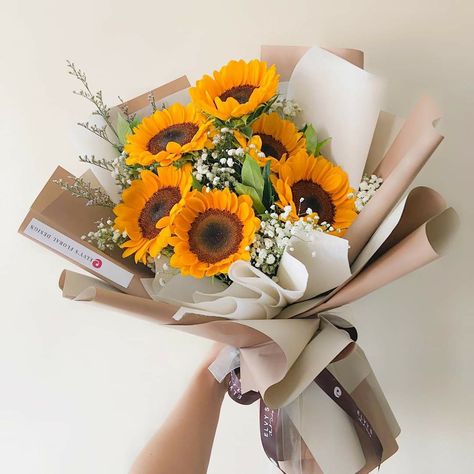 Roses Luxury, Bucket Ideas, Magic Secrets, Small Sunflower, Sunflower Bouquet, Tokyo Art, Sunflower Bouquets, Flower Bucket, Flowers Aesthetic